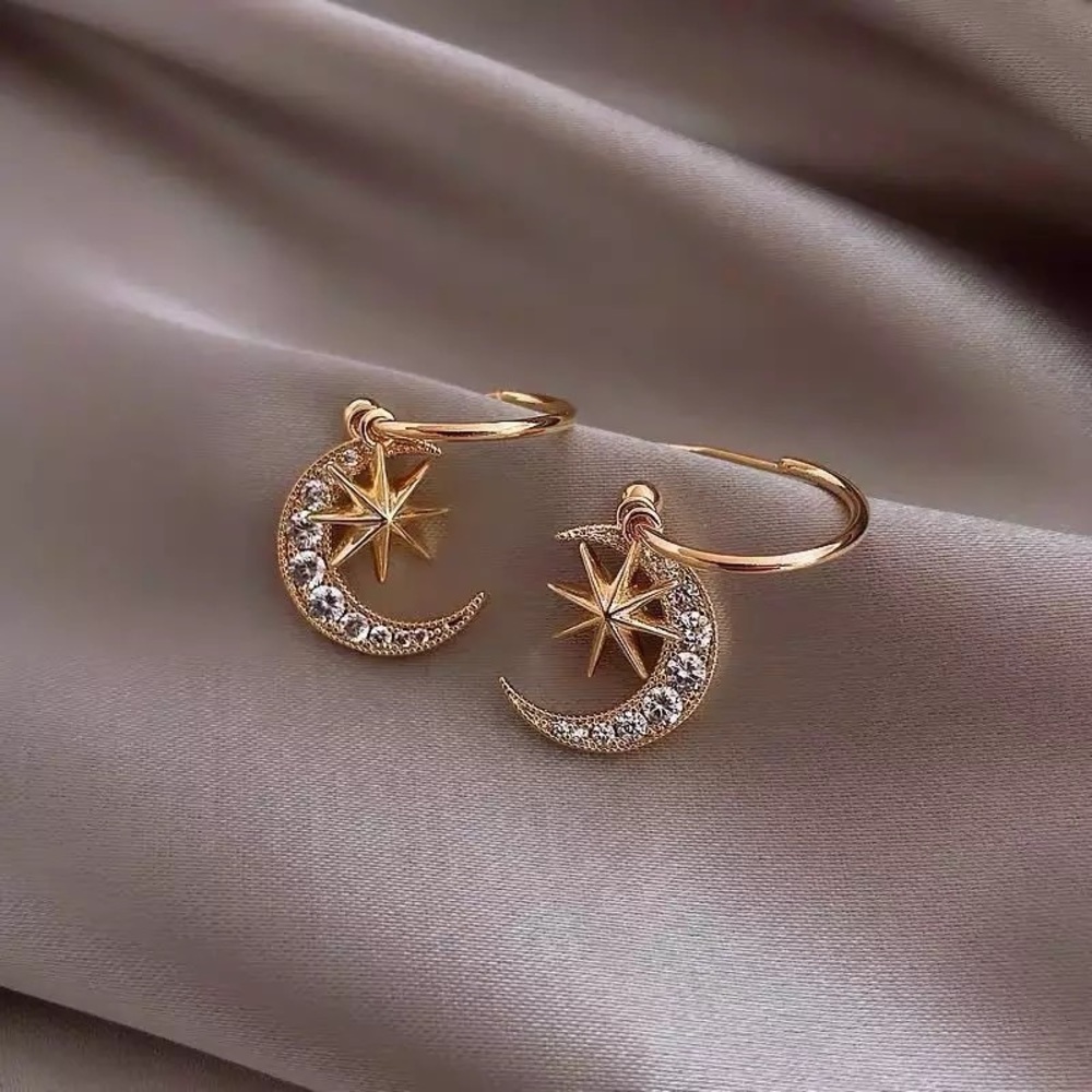 Moon and Star gold color earring - Picture 3 of 5